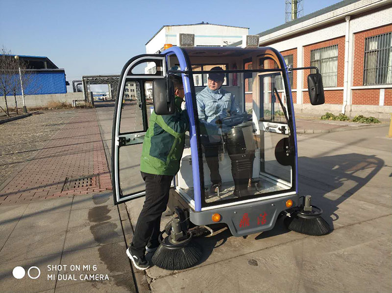 大型工廠廠區(qū)道路用鼎潔盛世全封閉掃地車(chē)