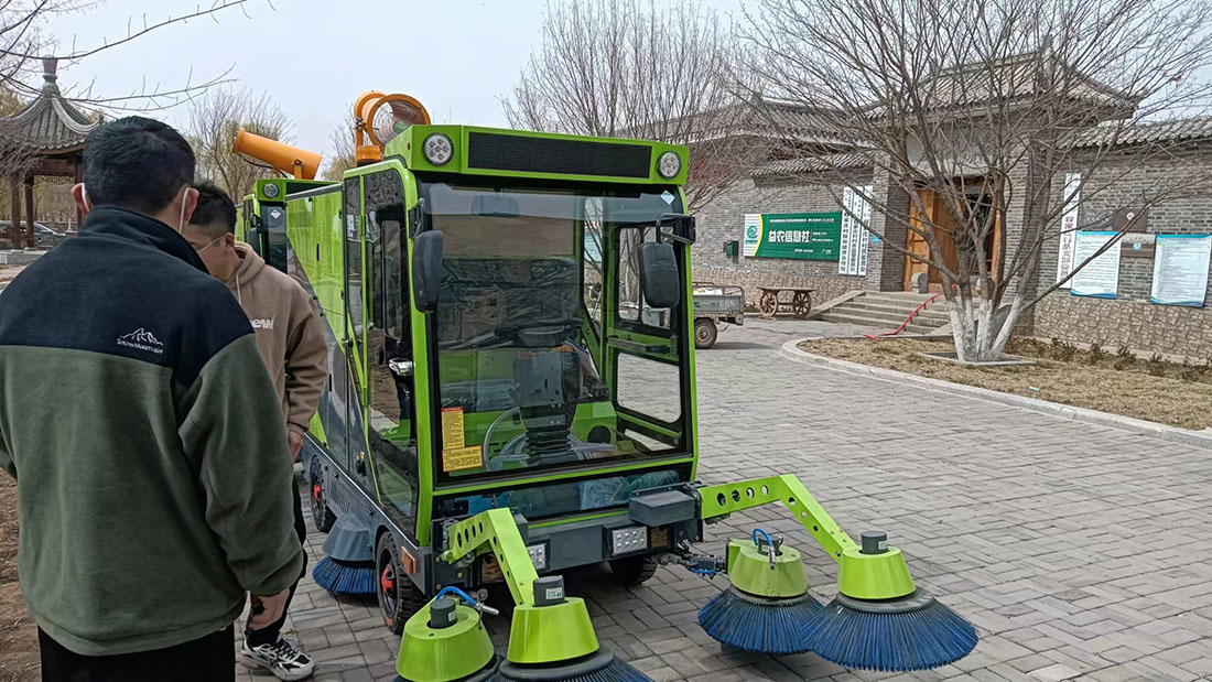 鼎潔盛世全封閉掃地車“入駐”天津獲辰景區(qū)99